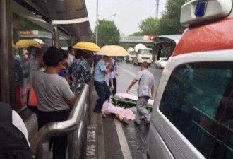 北京海淀一公交站台发生命案 2死1伤凶手逃跑
