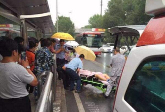 北京海淀一公交站台发生命案 2死1伤凶手逃跑