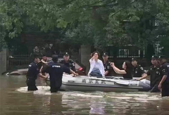 南京官员坐皮艇指挥“救灾” 8名特警水中护卫