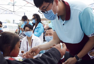 吴莎陪刘翔做公益 两人全程未说话 靠眼神交流
