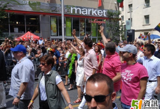 总理杜鲁多参加同性恋自豪大游行