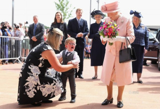 英国两岁男童给女王献花后竟嚎啕大哭