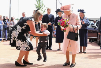 英国两岁男童给女王献花后竟嚎啕大哭