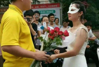 湖南某大学上演师生恋 女老师穿婚纱向男生求婚
