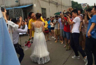 湖南某大学上演师生恋 女老师穿婚纱向男生求婚