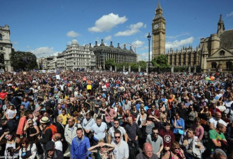 规模阵势越来越大 超4万人伦敦街头抗议脱欧