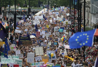 规模阵势越来越大 超4万人伦敦街头抗议脱欧