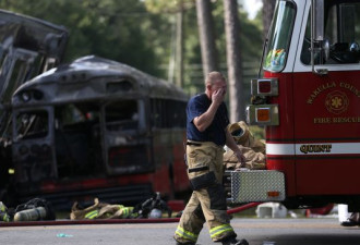巴士车与拖车相撞起火 美佛州惨烈车祸5死25伤