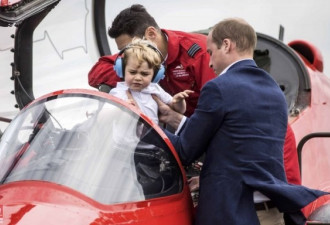 英国乔治小王子参观空军基地 “试驾”飞机