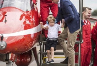 英国乔治小王子参观空军基地 “试驾”飞机
