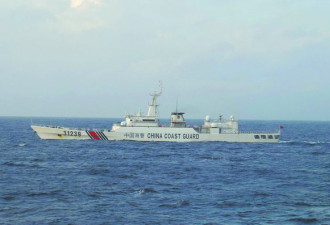 中国海警无视日阻挠连续7天巡钓岛 军舰在旁