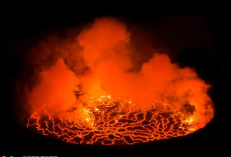 摄影师拍尼拉贡戈火山沸腾熔岩 如恶魔之地