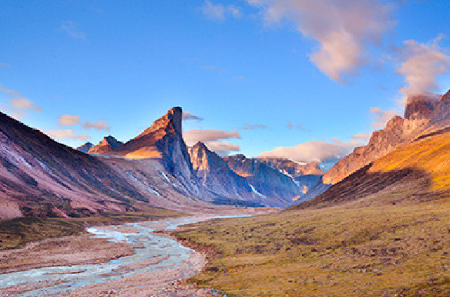 为庆祝国庆日,加拿大国家公园7月1日免费开放。图为Auyuittuq National Park。(取材自Parks Canada官网)