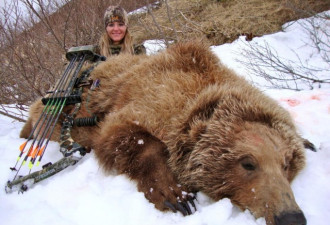 女猎手与猎物合影笑容灿烂引争议 称打猎是善行