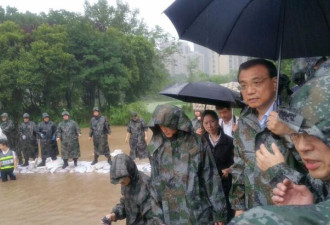 李克强冒雨赴武汉长江干堤管涌现场 指挥救灾