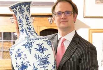 英国夫妇不识货用乾隆瓷瓶顶门 估价100万英镑