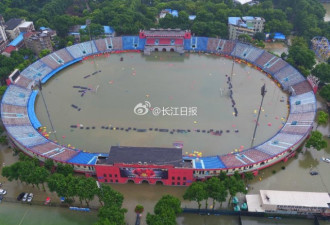 武汉体育场被暴雨积水填满 成&quot;大浴缸&quot;