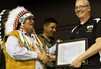 萨省教师受原住民部落表彰，并成荣誉原住民
