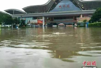 武汉大水围城：公路已成河道 车站变成汪洋