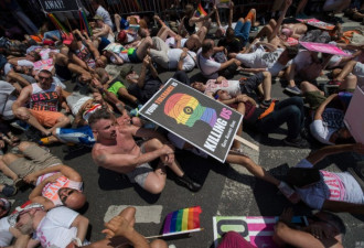 希拉里现身纽约街头 参加同性恋骄傲游行