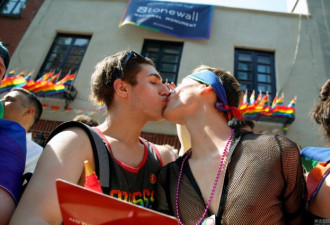 希拉里现身纽约街头 参加同性恋骄傲游行