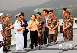 大批韩军围观解放军054A舰垂发系统 现场曝光