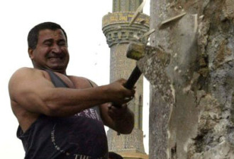 参与推倒萨达姆雕像的伊拉克人后悔:想重竖雕像