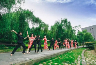 辣眼睛！四川一高校男生晒旗袍毕业照