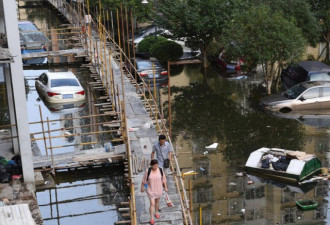 武汉被淹小区架2000米水上栈桥供居民出行