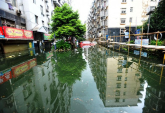 武汉被淹小区架2000米水上栈桥供居民出行