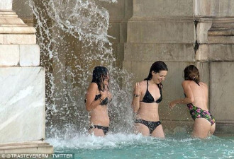 女游客在400年喷泉古迹中穿比基尼戏水引众怒