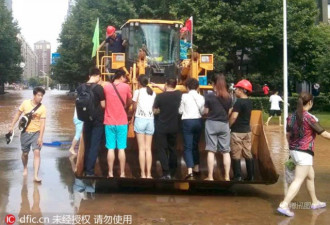 武汉暴雨后内涝严重 铲车卡车成“班车”