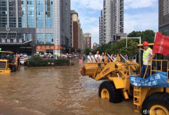 武汉暴雨后内涝严重 铲车卡车成“班车”
