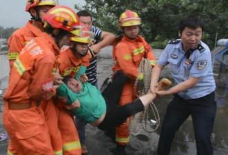 千钧一发之际，消防员百米冲刺救下轻生女
