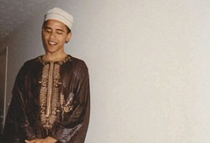 奥巴马罕见旧照曝光 穿穆斯林传统服饰