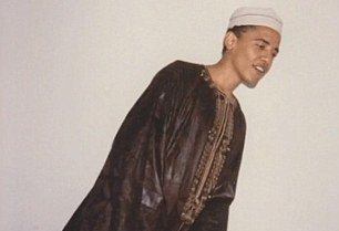 奥巴马罕见旧照曝光 穿穆斯林传统服饰