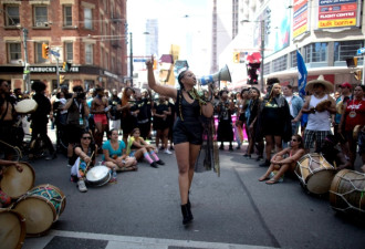 黑人权益组织静坐导致同性恋大游行短暂中断