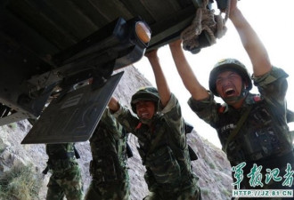 武警魔鬼训练吃生肉 烟雾中山路拉军车