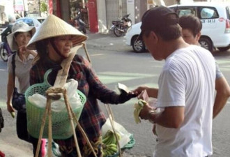 华人游客被指欺负越南女商贩 讲价动口又动手
