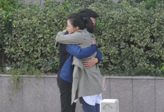 刘恺威无视离婚门与蒋欣河边热拥
