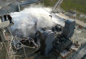 中国火箭发射瞬间：为何喷400吨水？
