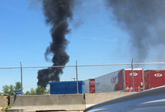 皮尔逊机场附近起火 冒出滚滚浓烟