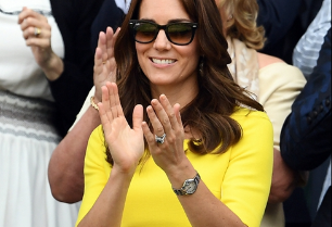 凯特王妃访问网球俱乐部 一袭黄裙显青春活力