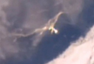 太空站拍到两UFO离开地球冲进太空
