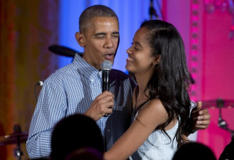 奥巴马给女儿唱歌庆生 父爱满满可惜跑调