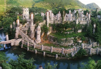 艺术家隐居20年 在贵州山谷建300亩奇幻城堡