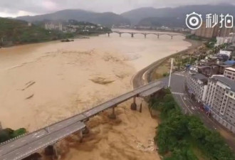 福建一大桥被洪水冲塌 部分路段出现塌方