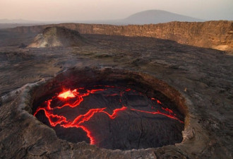 百年火山湖喷射上千度高温岩浆 壮观如地狱之门