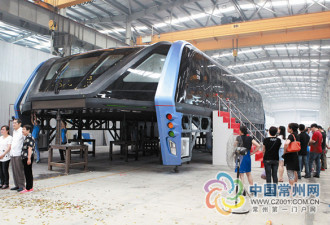 全球第一辆 “巴铁”试验车下线 可载1200人