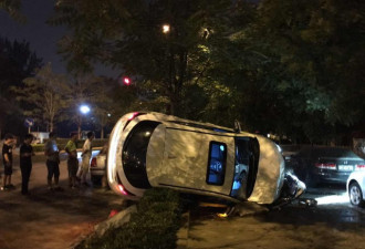 北京一轿车失控侧躺绿化带 路边停车被顶飞